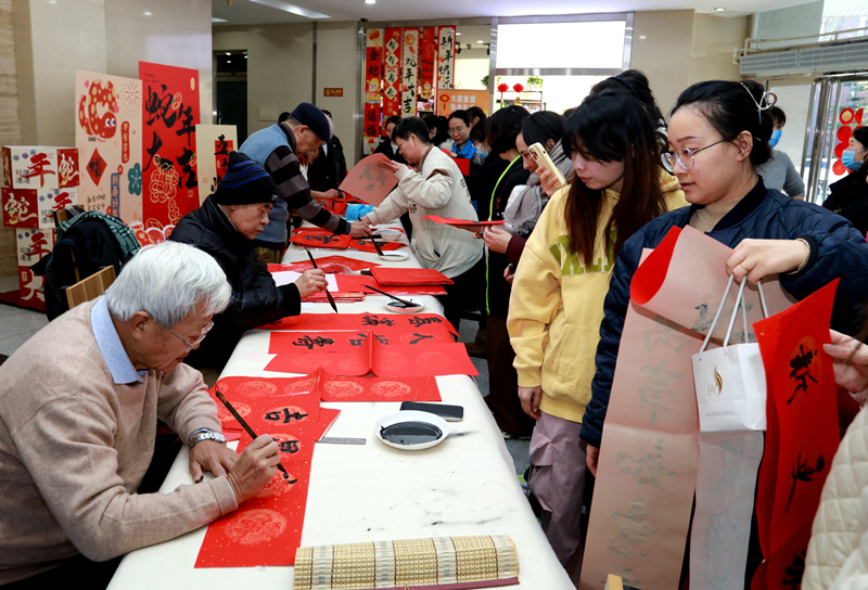 安贞书院举办写对联送福字活动 书法爱好者共绘新年祝福画卷