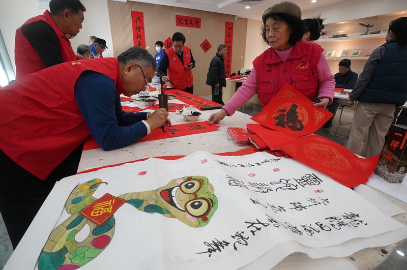 安贞书院举办写对联送福字活动 书法爱好者共绘新年祝福画卷