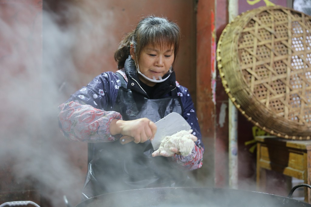 蒋艳丽师傅正在刮鱼丸。