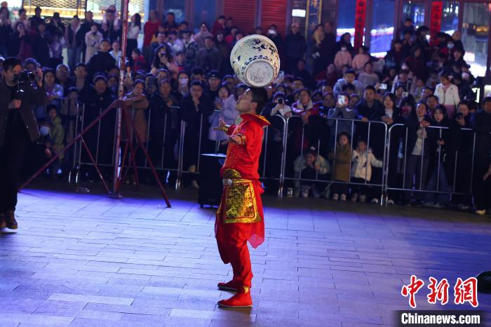 （新春见闻）江西南昌：民众观看非遗民俗表演欢度中国年