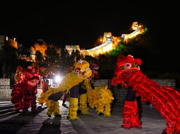 八达岭夜长城让游客感受浓浓年味儿