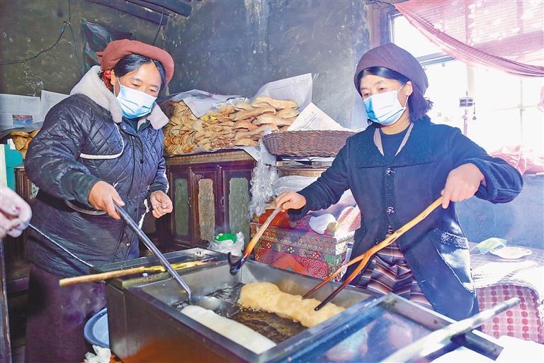 图为旦索朗家人和村民在炸“卡赛”。西藏日报记者 格桑伦珠 西藏日报通讯员 果真 摄