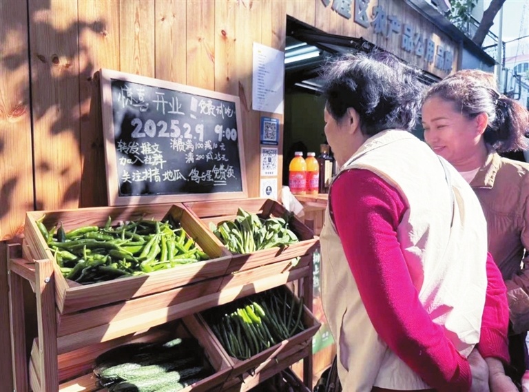 市民正在挑选蔬菜。黄世烽 摄