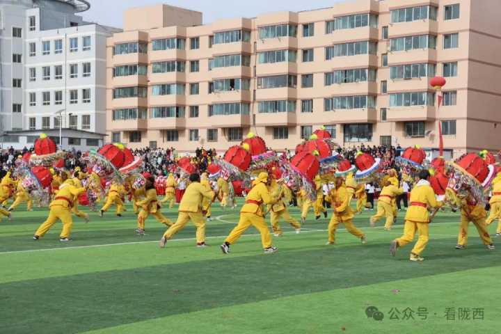 “巳巳如意贺新春 红火日子幸福年”定西市2025年春节社火展演在陇西精彩上演