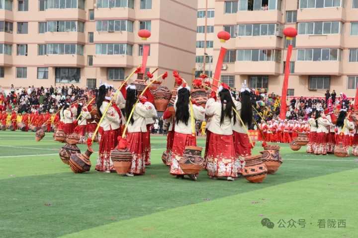 “巳巳如意贺新春 红火日子幸福年”定西市2025年春节社火展演在陇西精彩上演