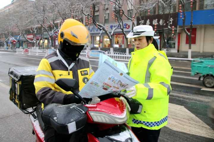 春雪悄然而至 交巡警守护平安