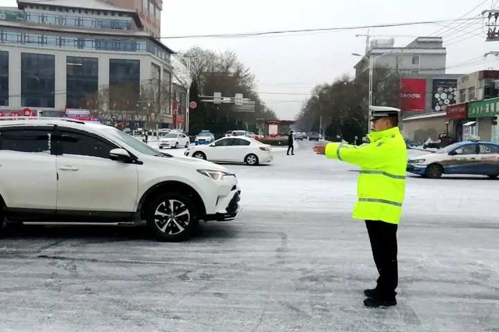 春雪悄然而至 交巡警守护平安