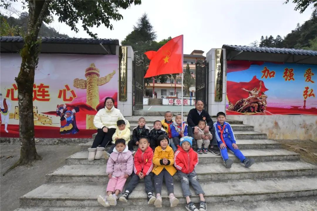 农加贵与落松地小学学生合影。