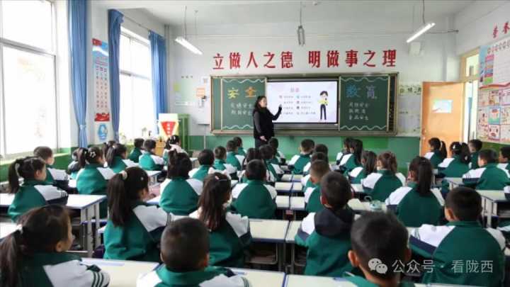 陇西：丰富多彩的“第一课”开启中小学新学期