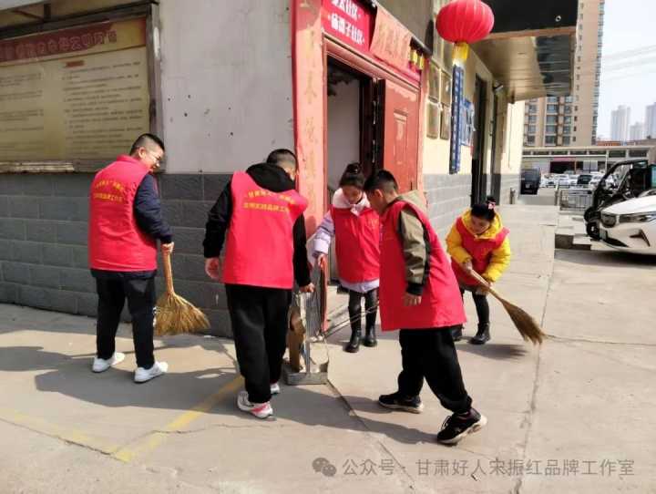 传承雷锋精神，参与社区卫生大扫除